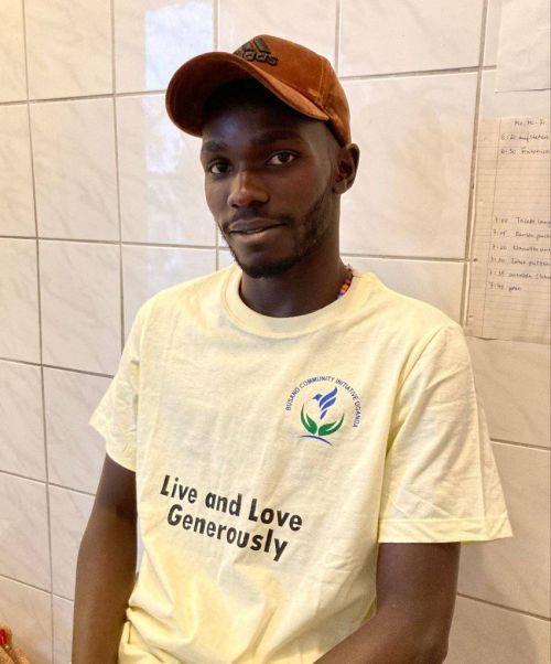 Jude Nkaaba sitzt vor einer Wand