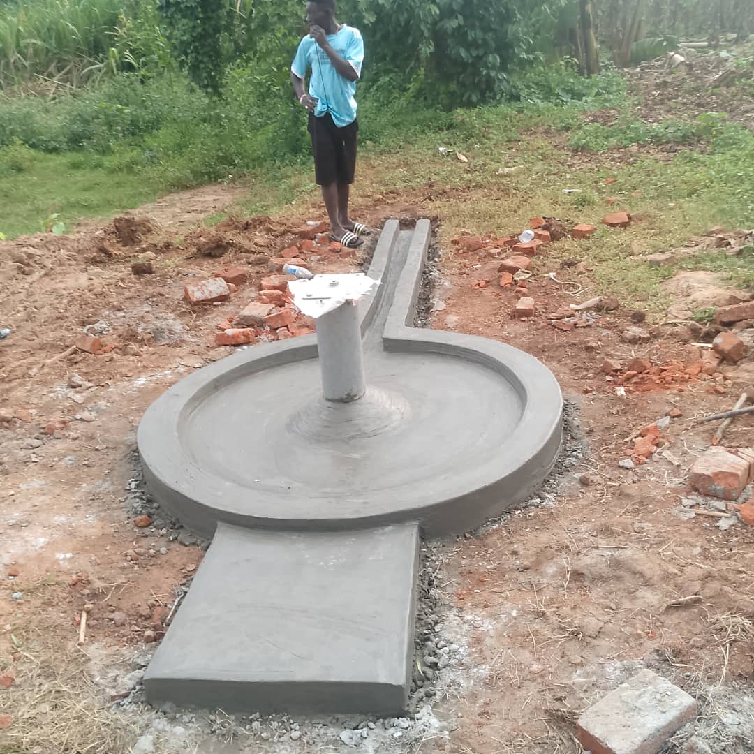 Betoneinfassung f&uuml;r die Wasserpumpe